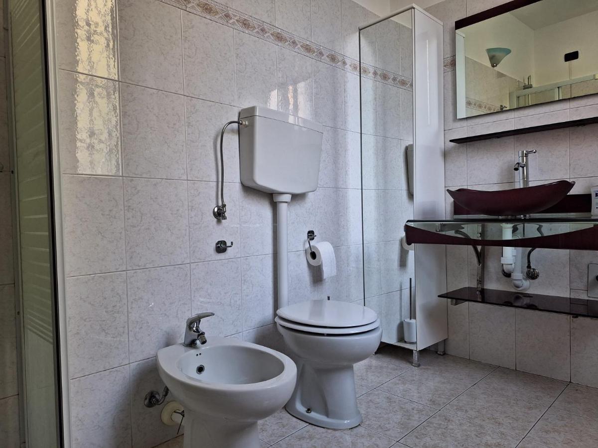 Appartamento La Casa Dei Nonni Malnate Exterior foto